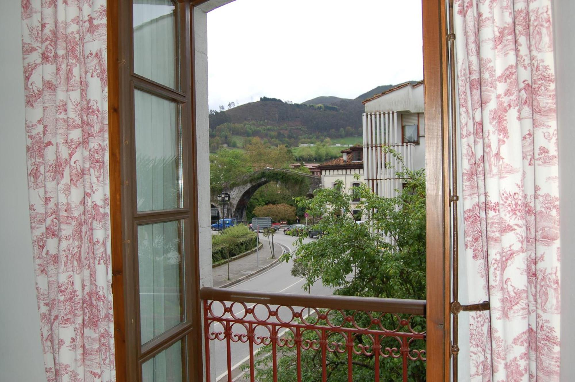 Puente Romano Cangas de Onis Exterior photo